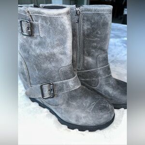Sorel Wmn Joan Of Artic Wedge II Zip Grey Moto Biker Zip Lug Ankle Boots sz 6